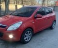 Красный Хендай и20, объемом двигателя 1.4 л и пробегом 256 тыс. км за 7000 $, фото 1 на Automoto.ua
