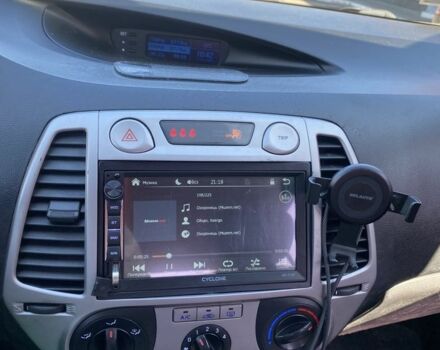 Красный Хендай и20, объемом двигателя 1.2 л и пробегом 240 тыс. км за 5500 $, фото 5 на Automoto.ua