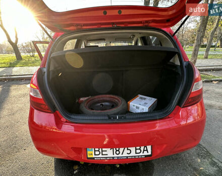 Красный Хендай и20, объемом двигателя 1.25 л и пробегом 179 тыс. км за 6200 $, фото 3 на Automoto.ua