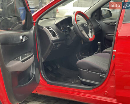 Красный Хендай и20, объемом двигателя 1.25 л и пробегом 220 тыс. км за 4450 $, фото 14 на Automoto.ua