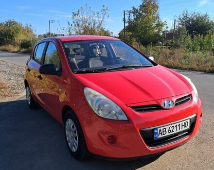 Красный Хендай и20, объемом двигателя 1.2 л и пробегом 177 тыс. км за 4800 $, фото 1 на Automoto.ua