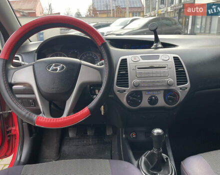 Красный Хендай и20, объемом двигателя 1.25 л и пробегом 220 тыс. км за 4450 $, фото 16 на Automoto.ua