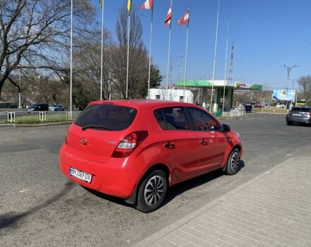 Красный Хендай и20, объемом двигателя 1.2 л и пробегом 240 тыс. км за 5500 $, фото 1 на Automoto.ua