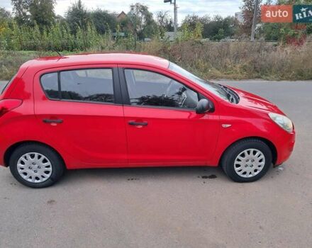 Красный Хендай и20, объемом двигателя 1.2 л и пробегом 177 тыс. км за 4800 $, фото 2 на Automoto.ua