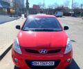 Красный Хендай и20, объемом двигателя 1.2 л и пробегом 200 тыс. км за 5500 $, фото 1 на Automoto.ua