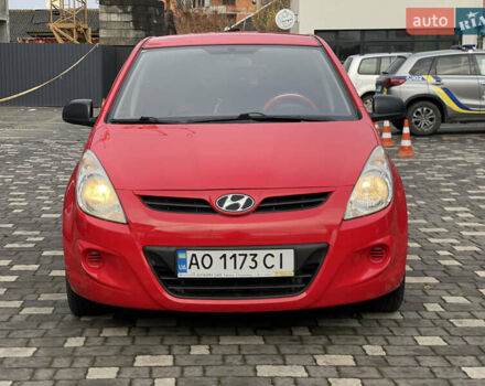 Красный Хендай и20, объемом двигателя 1.25 л и пробегом 220 тыс. км за 4450 $, фото 1 на Automoto.ua