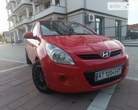 Красный Хендай и20, объемом двигателя 1.4 л и пробегом 153 тыс. км за 5250 $, фото 1 на Automoto.ua