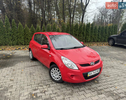 Красный Хендай и20, объемом двигателя 1.4 л и пробегом 80 тыс. км за 8300 $, фото 1 на Automoto.ua