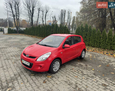 Красный Хендай и20, объемом двигателя 1.4 л и пробегом 80 тыс. км за 8300 $, фото 5 на Automoto.ua
