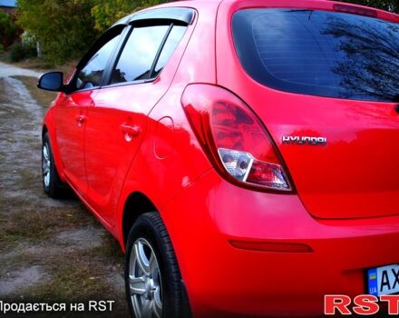 Красный Хендай и20, объемом двигателя 1.4 л и пробегом 116 тыс. км за 7700 $, фото 1 на Automoto.ua
