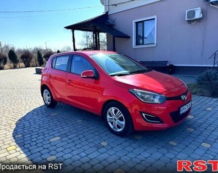 Красный Хендай и20, объемом двигателя 1.4 л и пробегом 240 тыс. км за 3850 $, фото 1 на Automoto.ua