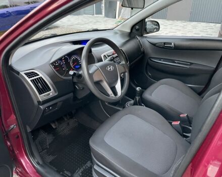 Красный Хендай и20, объемом двигателя 1.25 л и пробегом 189 тыс. км за 5650 $, фото 11 на Automoto.ua
