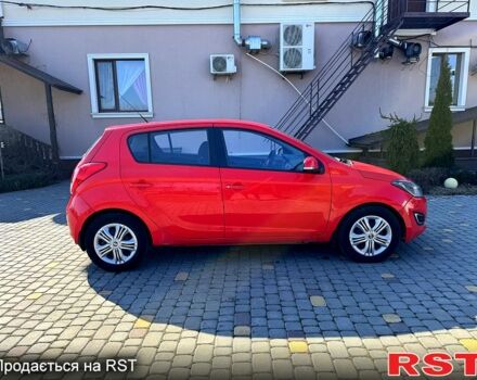Красный Хендай и20, объемом двигателя 1.4 л и пробегом 240 тыс. км за 3850 $, фото 4 на Automoto.ua