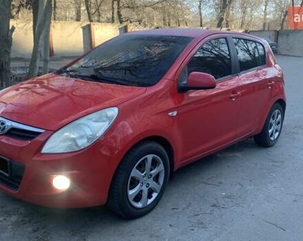 Красный Хендай и20, объемом двигателя 1.4 л и пробегом 256 тыс. км за 7000 $, фото 1 на Automoto.ua