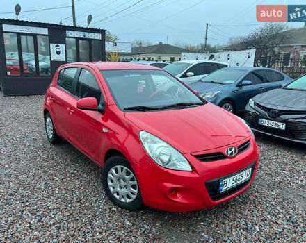Красный Хендай и20, объемом двигателя 1.4 л и пробегом 130 тыс. км за 7900 $, фото 1 на Automoto.ua