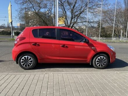 Красный Хендай и20, объемом двигателя 1.2 л и пробегом 240 тыс. км за 5500 $, фото 1 на Automoto.ua