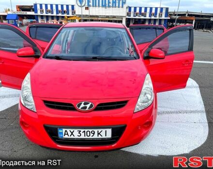 Красный Хендай и20, объемом двигателя 1.2 л и пробегом 163 тыс. км за 4800 $, фото 1 на Automoto.ua