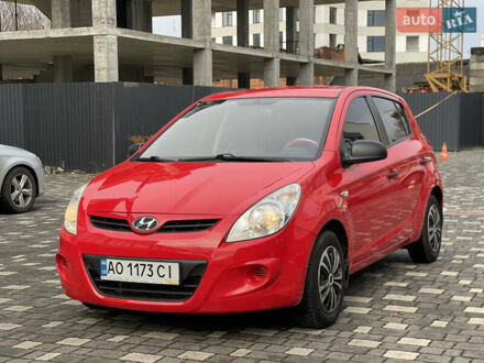 Красный Хендай и20, объемом двигателя 1.25 л и пробегом 220 тыс. км за 4450 $, фото 1 на Automoto.ua