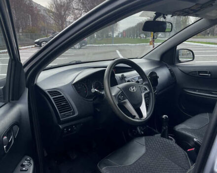 Серый Хендай и20, объемом двигателя 1.25 л и пробегом 215 тыс. км за 4500 $, фото 11 на Automoto.ua