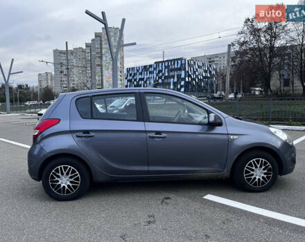Серый Хендай и20, объемом двигателя 1.25 л и пробегом 215 тыс. км за 4500 $, фото 9 на Automoto.ua