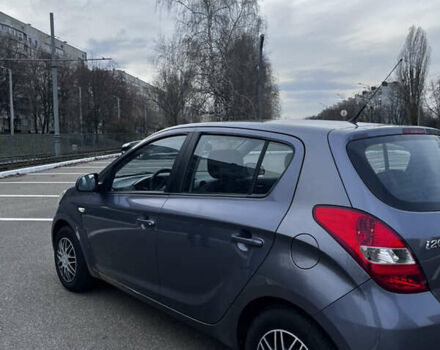 Серый Хендай и20, объемом двигателя 1.25 л и пробегом 215 тыс. км за 4500 $, фото 5 на Automoto.ua