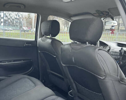 Серый Хендай и20, объемом двигателя 1.25 л и пробегом 215 тыс. км за 4500 $, фото 13 на Automoto.ua