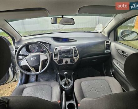 Серый Хендай и20, объемом двигателя 1.2 л и пробегом 181 тыс. км за 4600 $, фото 4 на Automoto.ua