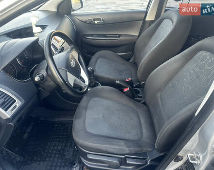 Серый Хендай и20, объемом двигателя 1.4 л и пробегом 132 тыс. км за 5500 $, фото 7 на Automoto.ua