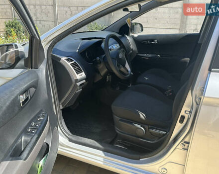 Сірий Хендай і20, об'ємом двигуна 1.4 л та пробігом 113 тис. км за 7500 $, фото 5 на Automoto.ua