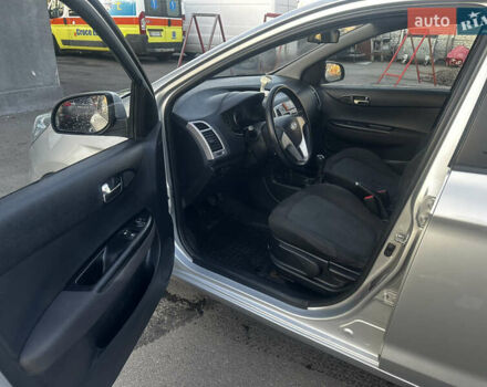 Серый Хендай и20, объемом двигателя 1.4 л и пробегом 132 тыс. км за 5500 $, фото 6 на Automoto.ua