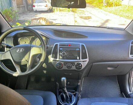Серый Хендай и20, объемом двигателя 1.4 л и пробегом 110 тыс. км за 7500 $, фото 2 на Automoto.ua