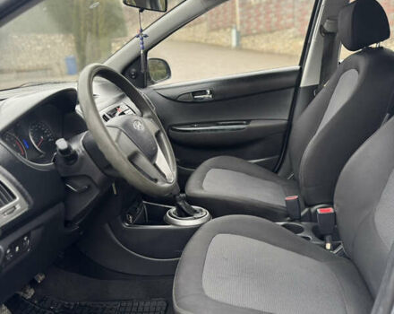 Серый Хендай и20, объемом двигателя 1.12 л и пробегом 180 тыс. км за 5500 $, фото 10 на Automoto.ua