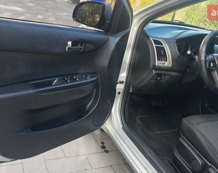 Серый Хендай и20, объемом двигателя 1.4 л и пробегом 99 тыс. км за 7300 $, фото 10 на Automoto.ua