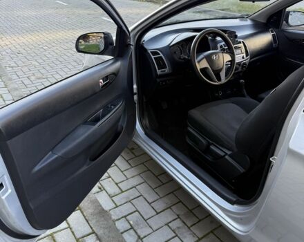 Серый Хендай и20, объемом двигателя 1.2 л и пробегом 198 тыс. км за 4300 $, фото 7 на Automoto.ua