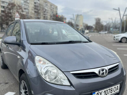 Серый Хендай и20, объемом двигателя 1.25 л и пробегом 215 тыс. км за 4500 $, фото 1 на Automoto.ua