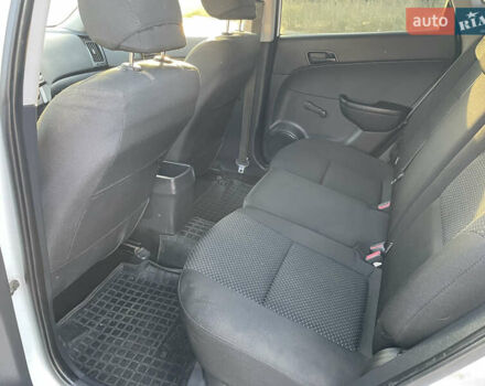 Белый Хендай i30, объемом двигателя 1.4 л и пробегом 160 тыс. км за 6700 $, фото 6 на Automoto.ua