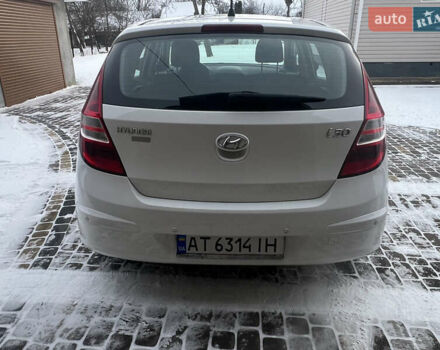 Белый Хендай i30, объемом двигателя 1.4 л и пробегом 202 тыс. км за 5600 $, фото 3 на Automoto.ua