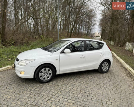 Белый Хендай i30, объемом двигателя 1.6 л и пробегом 212 тыс. км за 5400 $, фото 2 на Automoto.ua