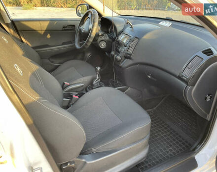 Белый Хендай i30, объемом двигателя 1.4 л и пробегом 160 тыс. км за 6700 $, фото 9 на Automoto.ua