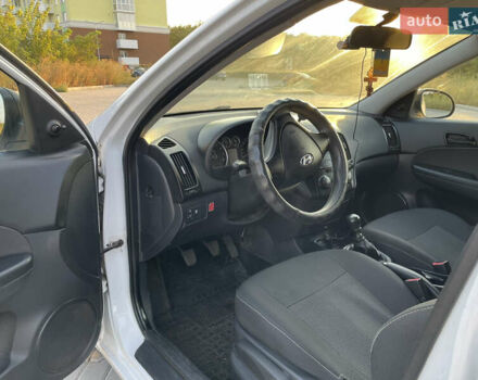 Белый Хендай i30, объемом двигателя 1.4 л и пробегом 160 тыс. км за 6700 $, фото 3 на Automoto.ua