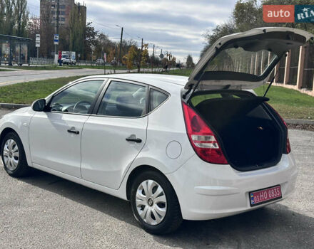 Белый Хендай i30, объемом двигателя 1.4 л и пробегом 203 тыс. км за 6600 $, фото 14 на Automoto.ua