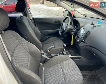 Белый Хендай i30, объемом двигателя 1.4 л и пробегом 190 тыс. км за 4800 $, фото 14 на Automoto.ua