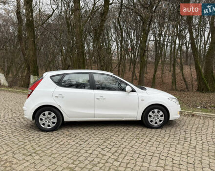Белый Хендай i30, объемом двигателя 1.6 л и пробегом 212 тыс. км за 5400 $, фото 3 на Automoto.ua
