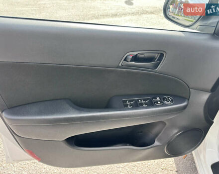 Белый Хендай i30, объемом двигателя 1.4 л и пробегом 203 тыс. км за 6600 $, фото 11 на Automoto.ua