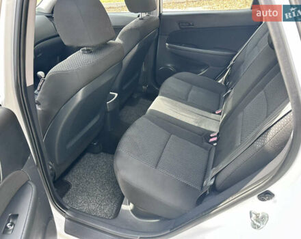 Белый Хендай i30, объемом двигателя 1.4 л и пробегом 203 тыс. км за 6600 $, фото 12 на Automoto.ua