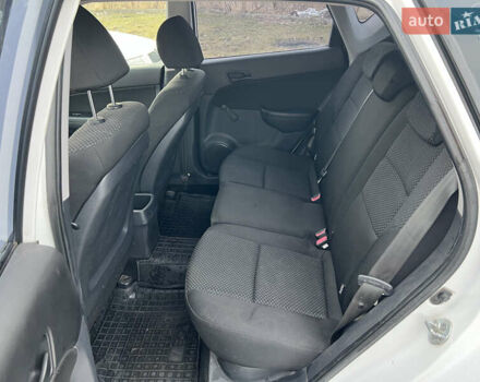 Белый Хендай i30, объемом двигателя 1.4 л и пробегом 190 тыс. км за 4800 $, фото 15 на Automoto.ua