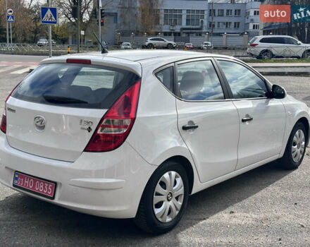 Белый Хендай i30, объемом двигателя 1.4 л и пробегом 203 тыс. км за 6600 $, фото 5 на Automoto.ua