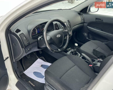 Белый Хендай i30, объемом двигателя 1.4 л и пробегом 202 тыс. км за 5600 $, фото 7 на Automoto.ua