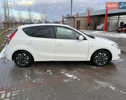 Белый Хендай i30, объемом двигателя 1.4 л и пробегом 190 тыс. км за 4800 $, фото 4 на Automoto.ua