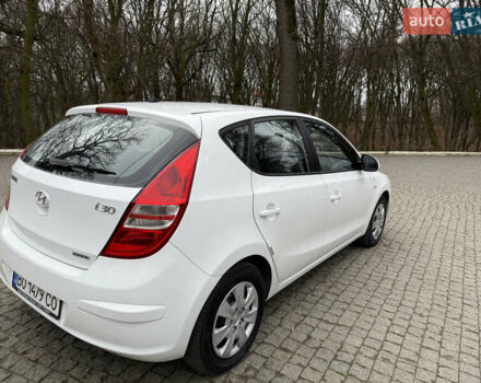 Белый Хендай i30, объемом двигателя 1.6 л и пробегом 212 тыс. км за 5400 $, фото 6 на Automoto.ua